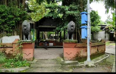 Arca singa di halaman luar Makam Raden Ayu Putri Ontjat Tondo Wurung, Sidoarjo