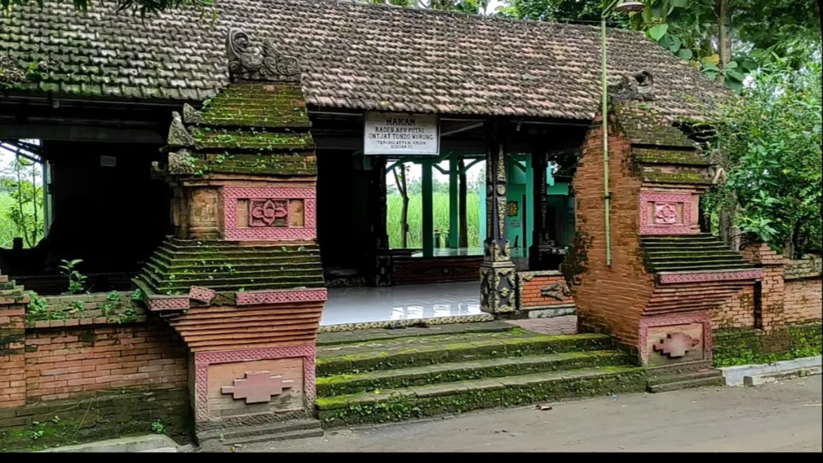 Gerbang masuk Makam Raden Ayu Putri Ontjat Tondo Wurung dari kejauhan