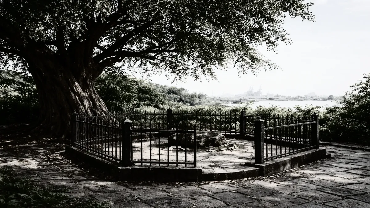 Ilustrasi lokasi Prapat Kurung Surabaya dengan pohon bidara dan teralis besi.