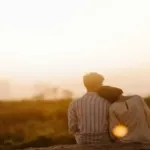 pasangan romantis sebagai ilustrasi tanda jodoh menurut primbon Jawa