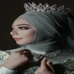 Wanita memakai mahkota sebagai simbol kenaikan derajat hidup menurut primbon Jawa