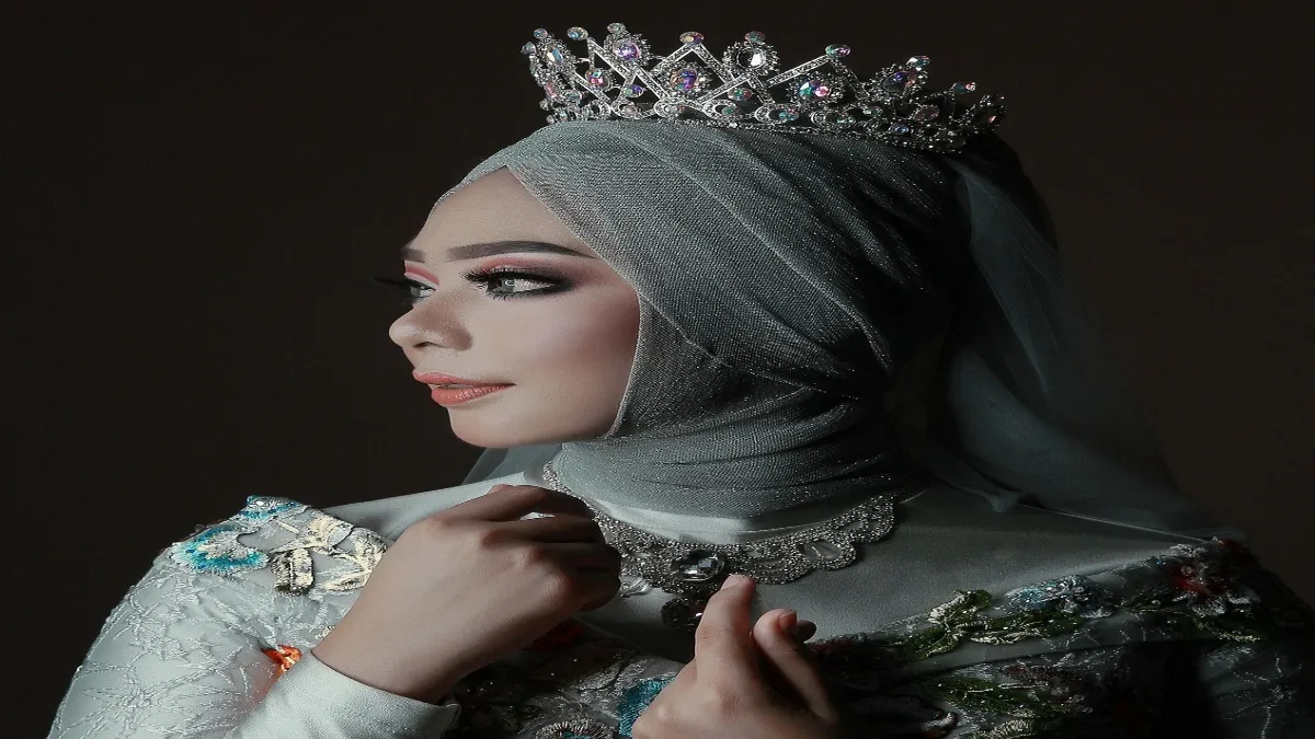 Wanita memakai mahkota sebagai simbol kenaikan derajat hidup menurut primbon Jawa