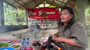 Kang Suroso di kompleks makam Mbah Harjo, Blitar, Jawa Timur.