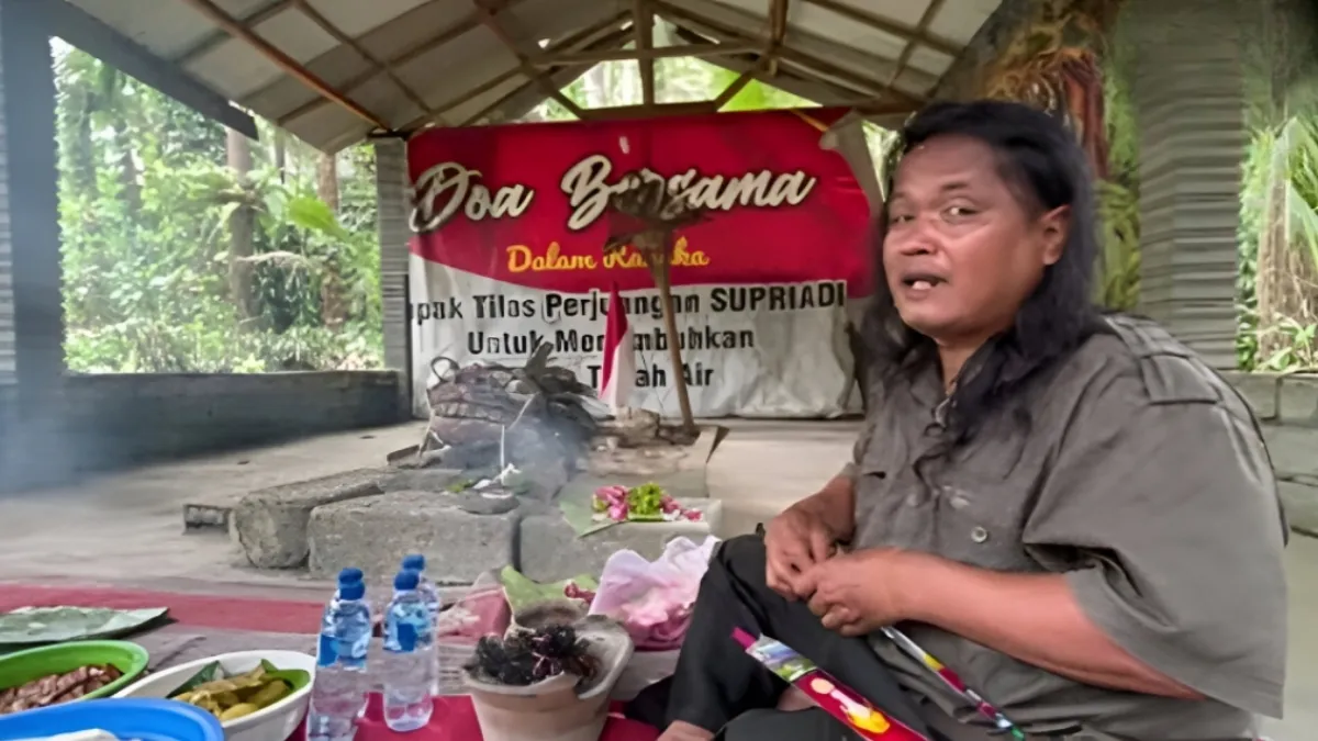 Kang Suroso di kompleks makam Mbah Harjo, Blitar, Jawa Timur.