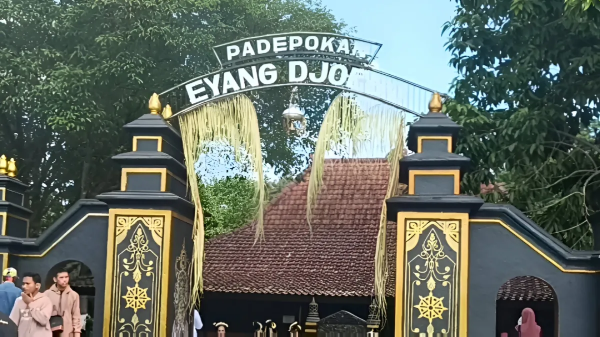 Gerbang utama Padepokan Eyang Djoego di Blitar, Jawa Timur, yang menjadi pintu masuk bagi peziarah dari berbagai daerah dan latar belakang.