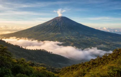 Ilustrasi kawasan Gunung Slamet yang dikenal dengan jalur panjang dan hutan lebat.