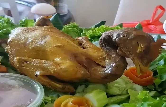 Ayam ingkung sebagai bagian dari ubo rampe dalam tradisi Jawa