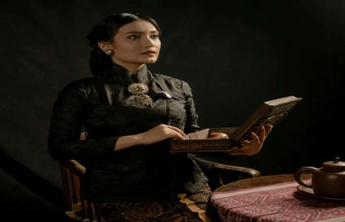 Ilustrasi laku tirakat dan pengendalian batin dalam tradisi spiritual Jawa.