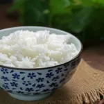 Ilustrasi nasi putih sebagai simbol utama puasa mutih dalam tradisi Kejawen.