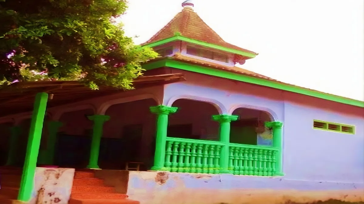 Masjid Al Faqih, pusat Pasulukan Tarekat Naqsyabandiyah di Dukuh Bandung, Tlogo, Kanigoro, Blitar.