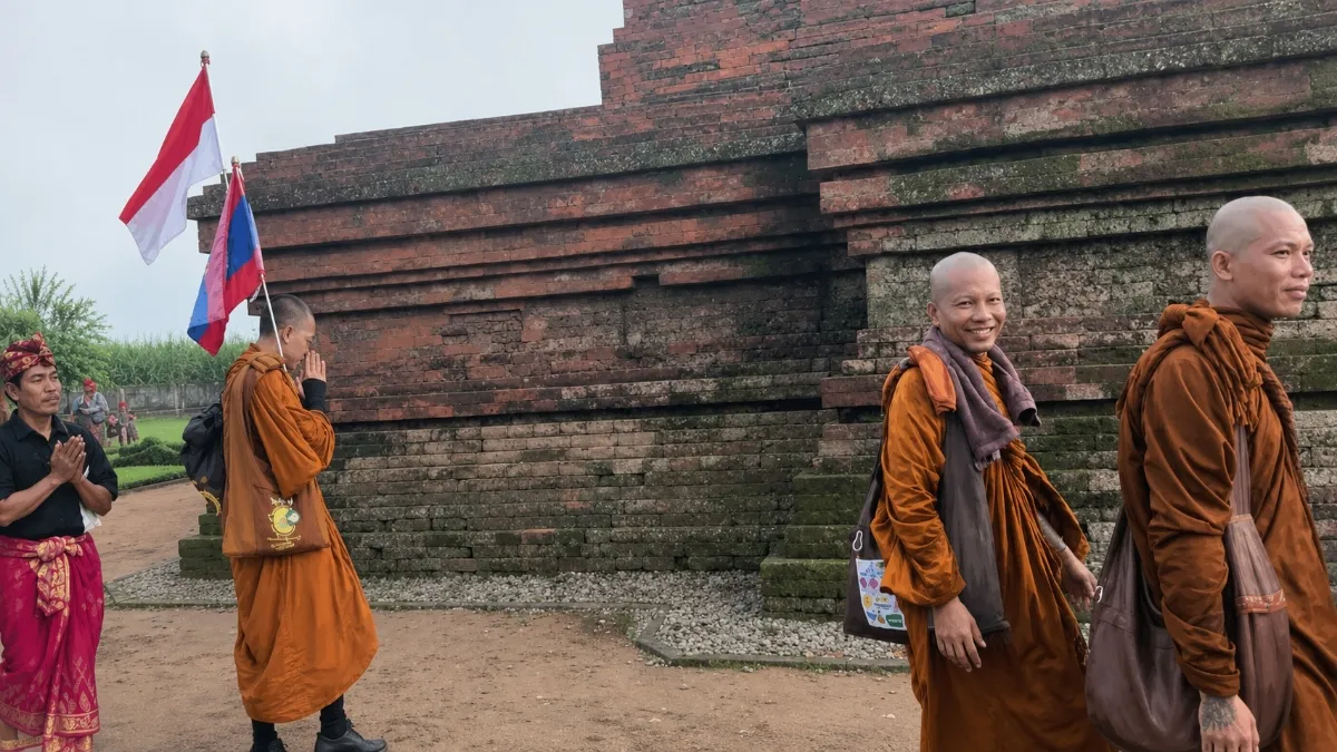 Puluhan Biksu Tudong singgah di Candi Brahu, Trowulan, dalam perjalanan spiritual menuju Borobudur.