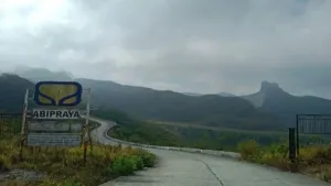 Jalur utama menuju kawasan wisata Gunung Kelud di Jawa Timur