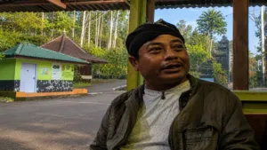 Juru kunci Gunung Kawi, Pak Narko, menjelaskan sejarah serta tradisi ziarah yang masih dijaga di kawasan Pesarean Gunung Kawi, Kabupaten Malang, Jawa Timur.