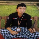 Kolektor Benda Pusaka, Erwin menunjukan salah satu benda yang diyakini memiliki energi spiritual