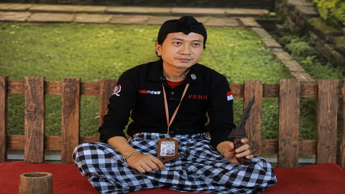 Kolektor Benda Pusaka, Erwin menunjukan salah satu benda yang diyakini memiliki energi spiritual