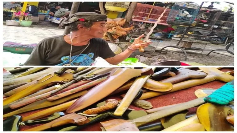 Mbah Nardi menunjukkan sejumlah pusaka koleksinya di Pasar Burung Joyo Madiun. Tangkapan layar YouTube Pakdhe Yadi.