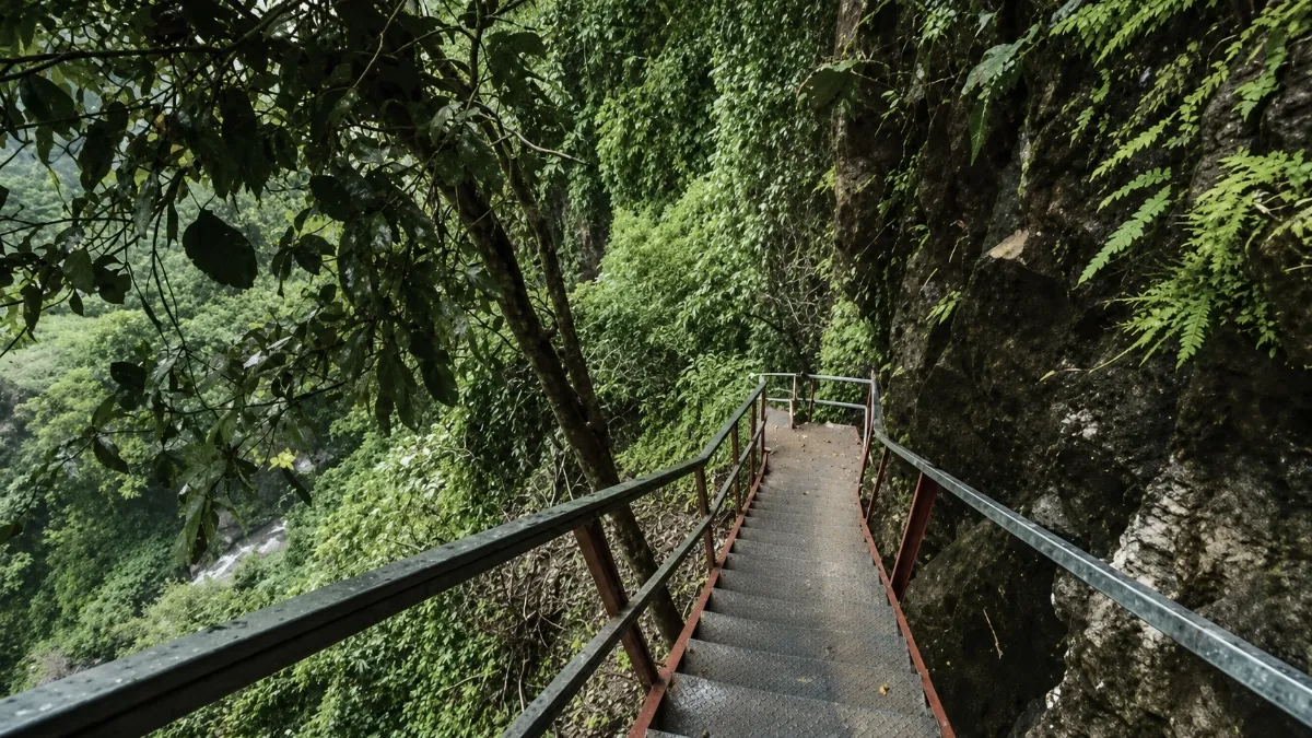 Penampakan jalur baru menuju Goa Tetes Lumajang yang kini mempermudah akses wisatawan.
