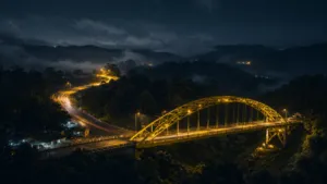 Suasana Kamojang Hill Bridge yang dikenal warga sebagai Jembatan Kuning, jalur pegunungan yang menyimpan cerita mistis dan kecelakaan berulang.