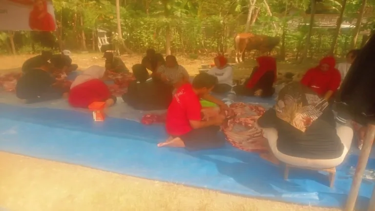 Suasana gotong royong dalam perayaan Idul Adha di Blitar.