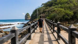 Suasana jembatan menuju Gunung Kombang di kawasan Pantai Ngliyep, Malang Selatan.