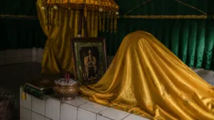 Sudut area petilasan di kawasan Gunung Mulia yang dilengkapi atribut simbolik dan foto tokoh, sebagaimana dijaga dan dirawat oleh pengelola situs.