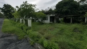 Tampak kondisi kompleks rumah dinas lama yang kini terbengkalai di sekitar kawasan Waduk Kedung Ombo, Purwodadi, Grobogan.