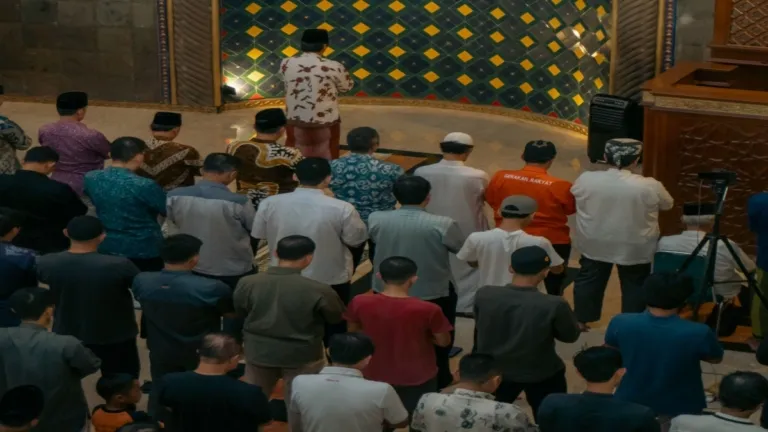 Gambar menunaikan salat Jumat