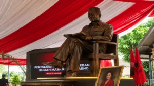 Patung Bung Karno setinggi lima meter yang menjadi ikon baru kawasan Istana Gebang, Kota Blitar.