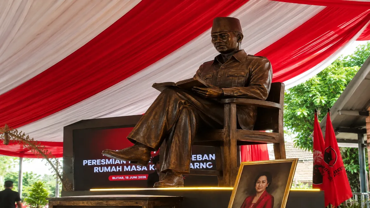 Patung Bung Karno setinggi lima meter yang menjadi ikon baru kawasan Istana Gebang, Kota Blitar.