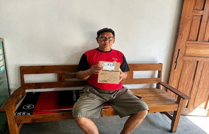 Imam Rokani, pelanggan Lion Parcel Plosoarang Raya di Blitar, menunjukkan paket yang dikirim menggunakan layanan jasa ekspedisi Lion Parcel.